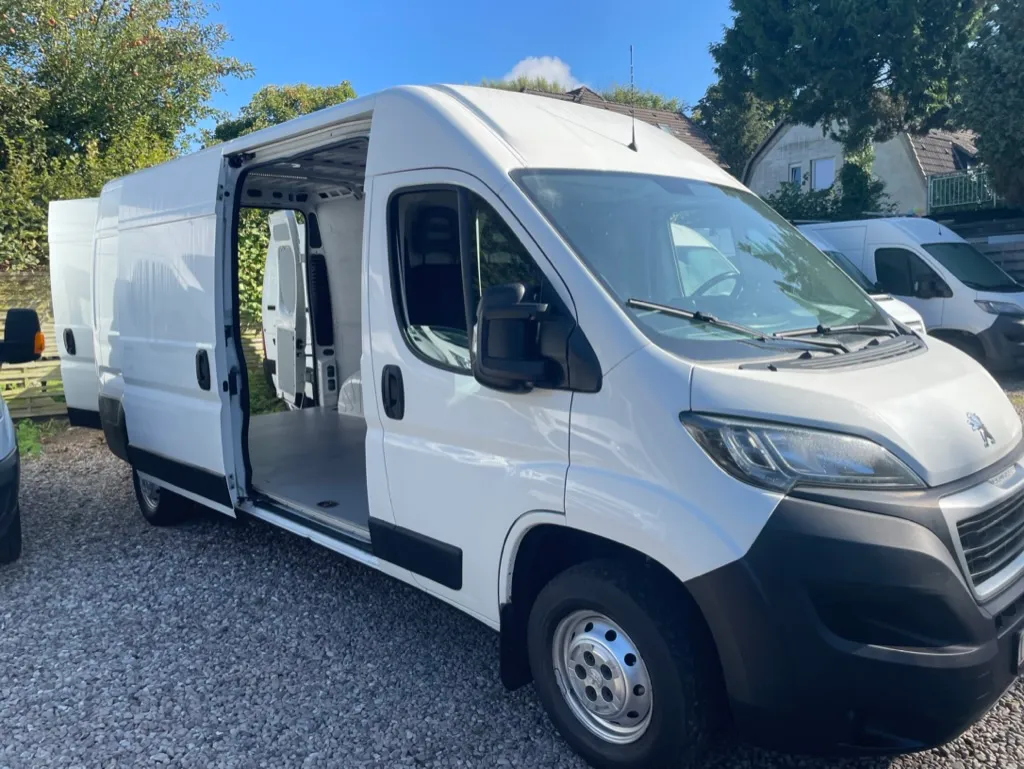 Geöffneter Van mit sichtbarem Innenausbau